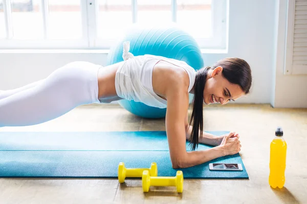 Ahtletic Hermosa Mujer Entrenamiento Casa Chica Joven Haciendo Ejercicio Apartamento —  Fotos de Stock