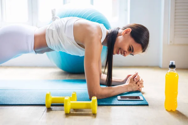 Ahtletic Hermosa Mujer Entrenamiento Casa Chica Joven Haciendo Ejercicio Apartamento —  Fotos de Stock