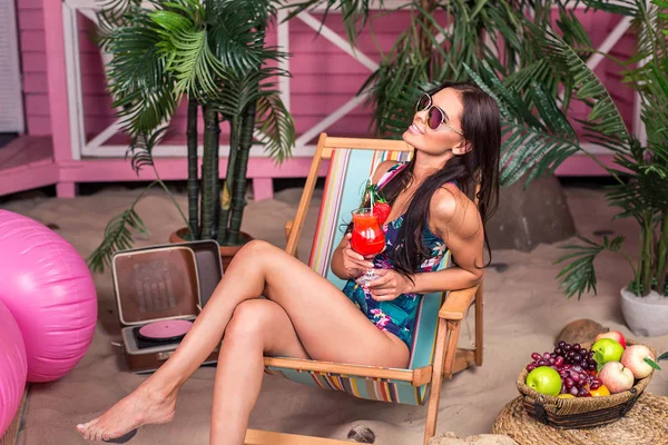 Όμορφη Γυναίκα Που Φοράει Μαγιό Έχοντας Διασκέδαση Στην Παραλία Ηλιοθεραπεία — Φωτογραφία Αρχείου