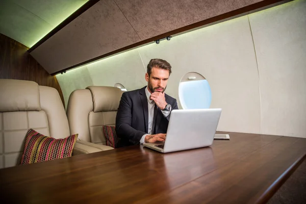 Empresario Trabajando Mientras Viaja Jet Privado Retrato Gente Negocios Tomando — Foto de Stock