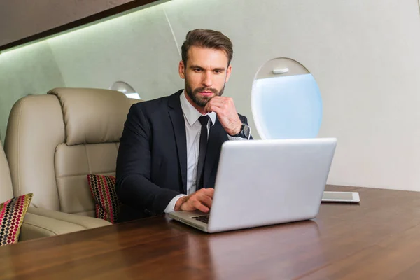 Empresario Trabajando Mientras Viaja Jet Privado Retrato Gente Negocios Tomando — Foto de Stock