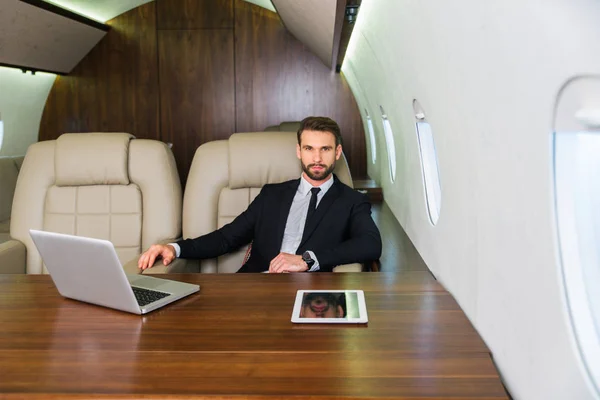 Empresario Trabajando Mientras Viaja Jet Privado Retrato Gente Negocios Tomando — Foto de Stock