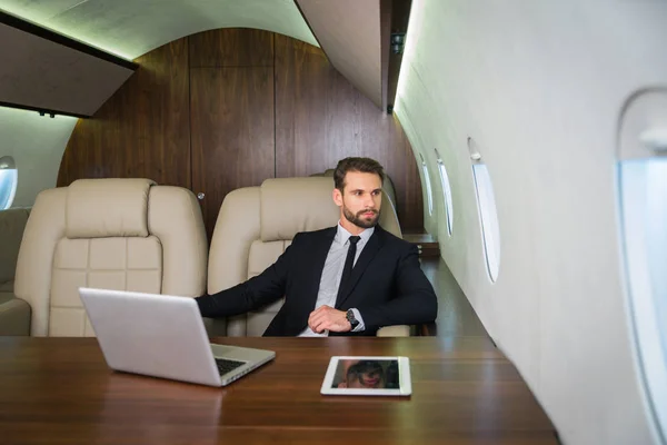 Empresario Trabajando Mientras Viaja Jet Privado Retrato Gente Negocios Tomando — Foto de Stock