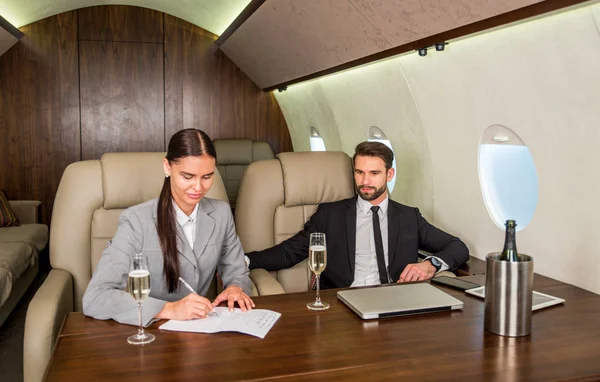 Empresario Mujer Que Trabajan Mientras Viajan Jet Privado Retrato Personas —  Fotos de Stock