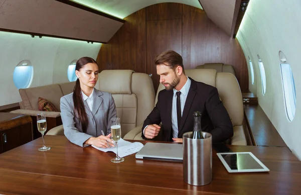 Businessman Woman Working While Travelling Private Jet Portrait Business People — Stock Photo, Image