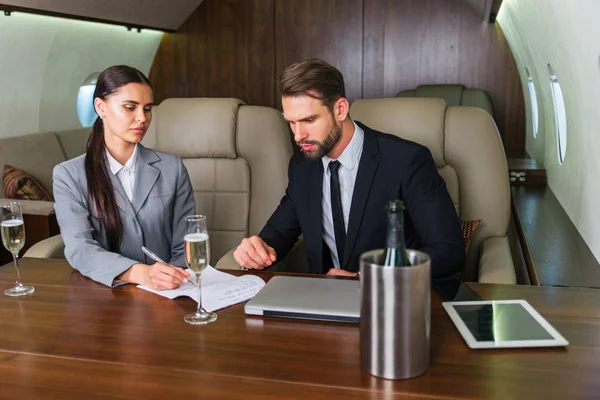 Businessman Woman Working While Travelling Private Jet Portrait Business People — Stock Photo, Image