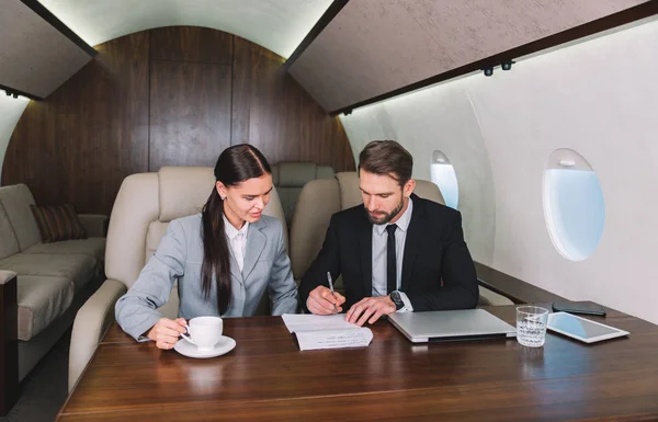 Businessman Woman Working While Travelling Private Jet Portrait Business People — Stock Photo, Image