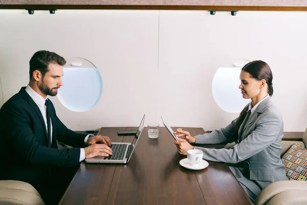 Empresario Mujer Que Trabajan Mientras Viajan Jet Privado Retrato Personas — Foto de Stock