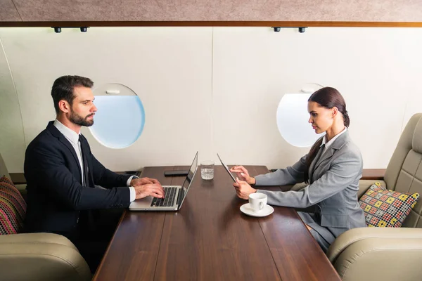 Empresario Mujer Que Trabajan Mientras Viajan Jet Privado Retrato Personas — Foto de Stock