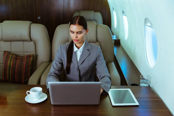 Empresária Trabalhando Enquanto Viaja Jato Particular Retrato Empresários Que Fazem — Fotografia de Stock