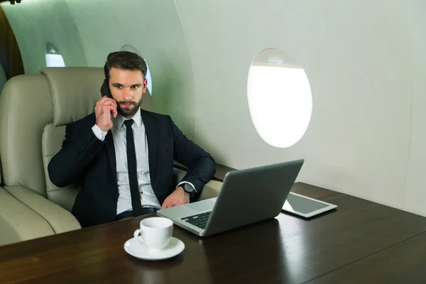 Geschäftsmann Bei Der Arbeit Privatjet Porträt Von Geschäftsleuten First Class — Stockfoto