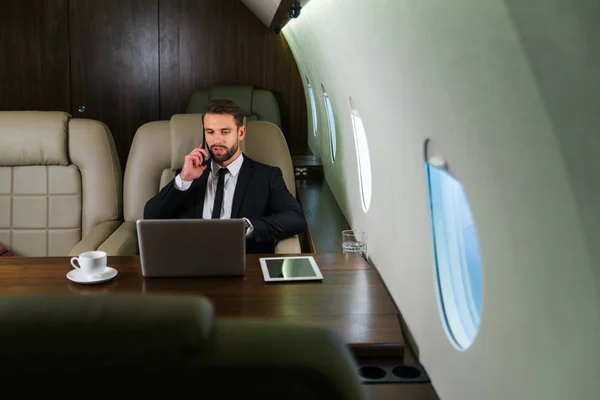 乘坐私人飞机旅行的商人 商务人士乘坐头等舱上班的肖像 关于商业和行动的概念 — 图库照片