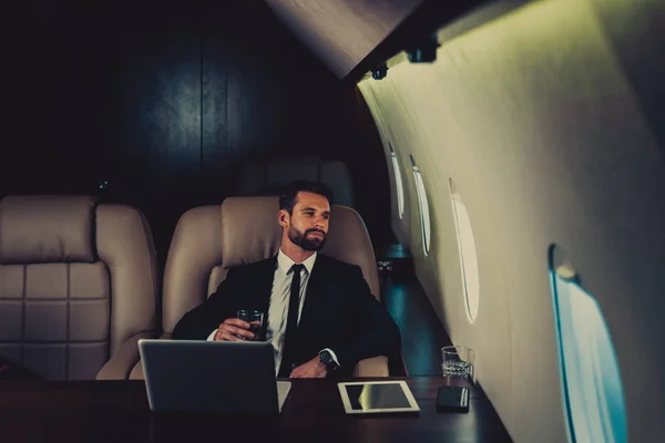 乘坐私人飞机旅行的商人 商务人士乘坐头等舱上班的肖像 关于商业和行动的概念 — 图库照片