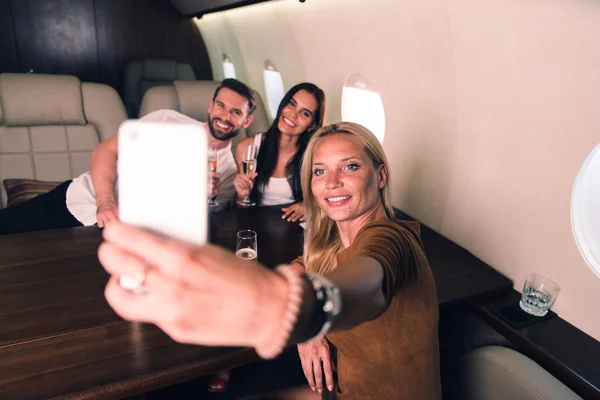 Heureux Groupe Amis Faisant Fête Dans Jet Privé Luxe — Photo