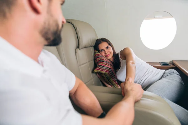 Szczęśliwa Para Podróż Prywatnych Luksusowych Jet Młodych Dorosłych Podróżuj Lotem — Zdjęcie stockowe