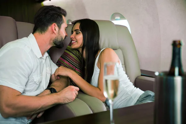 Gelukkige Paar Reizen Een Luxe Privé Jet Reizen Jonge Volwassenen — Stockfoto