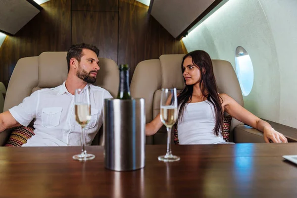 Happy Couple Travelling Luxury Private Jet Young Adults Travel First — Stock Photo, Image