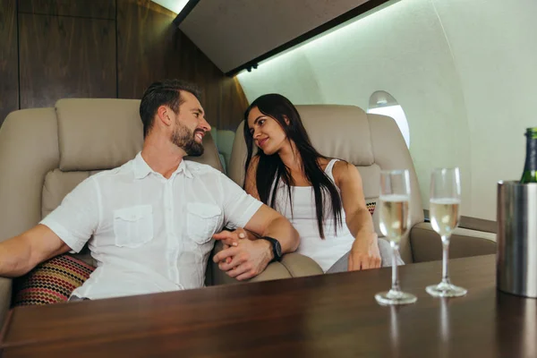 Happy Couple Travelling Luxury Private Jet Young Adults Travel First — Stock Photo, Image