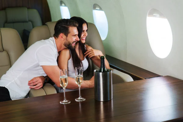 Gelukkige Paar Reizen Een Luxe Privé Jet Reizen Jonge Volwassenen — Stockfoto