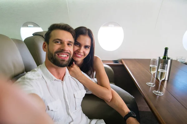 Szczęśliwa Para Podróż Prywatnych Luksusowych Jet Młodych Dorosłych Podróżuj Lotem — Zdjęcie stockowe