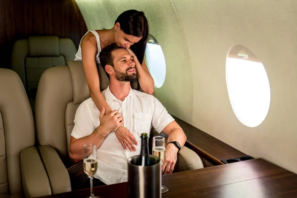 Gelukkige Paar Reizen Een Luxe Privé Jet Reizen Jonge Volwassenen — Stockfoto