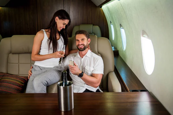 Heureux Couple Voyageant Jet Privé Luxe Les Jeunes Adultes Voyagent — Photo