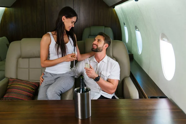 Heureux Couple Voyageant Jet Privé Luxe Les Jeunes Adultes Voyagent — Photo