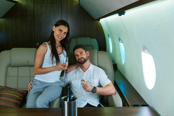 Gelukkige Paar Reizen Een Luxe Privé Jet Reizen Jonge Volwassenen — Stockfoto