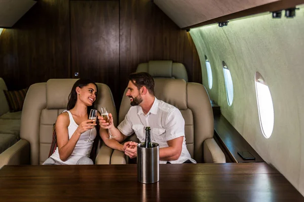 Heureux Couple Voyageant Jet Privé Luxe Les Jeunes Adultes Voyagent — Photo