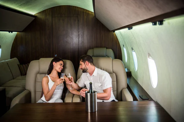 Heureux Couple Voyageant Jet Privé Luxe Les Jeunes Adultes Voyagent — Photo