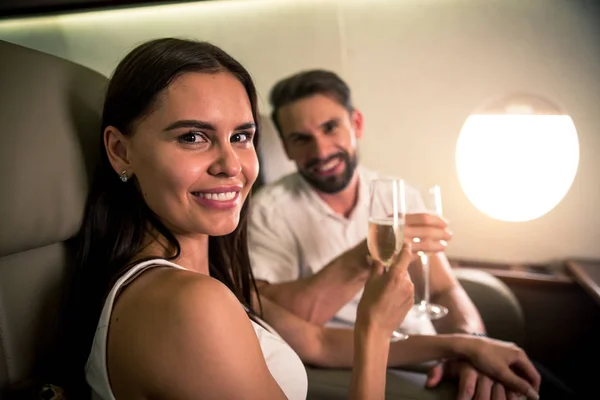 Gelukkige Paar Reizen Een Luxe Privé Jet Reizen Jonge Volwassenen — Stockfoto