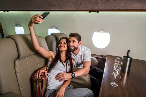Счастливая Пара Путешествует Роскошном Частном Самолете Молодые Люди Путешествуют Самолете — стоковое фото