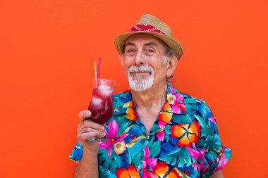Komik ve savurgan komuta sizde renkli arka plan - genç yaşlı adam altmışlı yıllarda eğleniyor ve parti poz