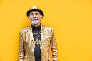 Komik ve savurgan komuta sizde renkli arka plan - genç yaşlı adam altmışlı yıllarda eğleniyor ve parti poz