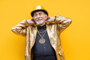 Komik ve savurgan komuta sizde renkli arka plan - genç yaşlı adam altmışlı yıllarda eğleniyor ve parti poz