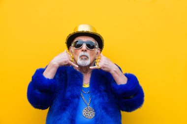 Komik ve savurgan komuta sizde renkli arka plan - genç yaşlı adam altmışlı yıllarda eğleniyor ve parti poz