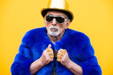 Komik ve savurgan komuta sizde renkli arka plan - genç yaşlı adam altmışlı yıllarda eğleniyor ve parti poz