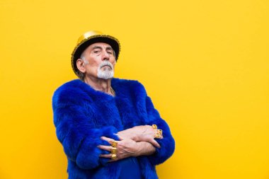 Komik ve savurgan komuta sizde renkli arka plan - genç yaşlı adam altmışlı yıllarda eğleniyor ve parti poz