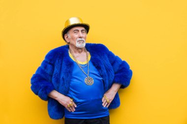 Komik ve savurgan komuta sizde renkli arka plan - genç yaşlı adam altmışlı yıllarda eğleniyor ve parti poz