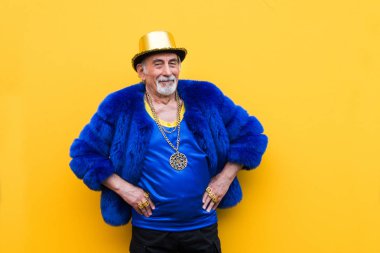 Komik ve savurgan komuta sizde renkli arka plan - genç yaşlı adam altmışlı yıllarda eğleniyor ve parti poz