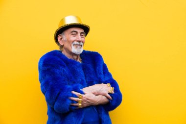 Komik ve savurgan komuta sizde renkli arka plan - genç yaşlı adam altmışlı yıllarda eğleniyor ve parti poz