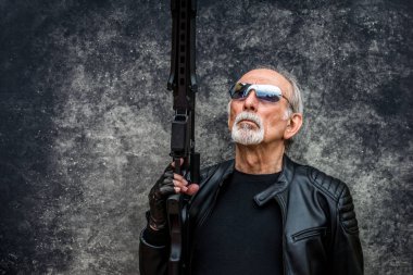 Komik ve savurgan komuta sizde renkli arka plan - genç yaşlı adam altmışlı yıllarda eğleniyor ve parti poz