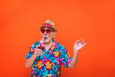Komik ve savurgan komuta sizde renkli arka plan - genç yaşlı adam altmışlı yıllarda eğleniyor ve parti poz