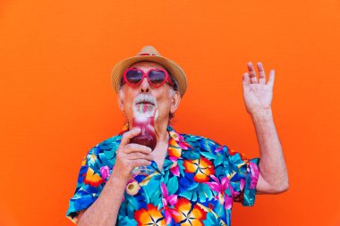 Komik ve savurgan komuta sizde renkli arka plan - genç yaşlı adam altmışlı yıllarda eğleniyor ve parti poz