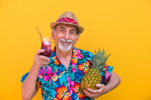 Komik ve savurgan komuta sizde renkli arka plan - genç yaşlı adam altmışlı yıllarda eğleniyor ve parti poz