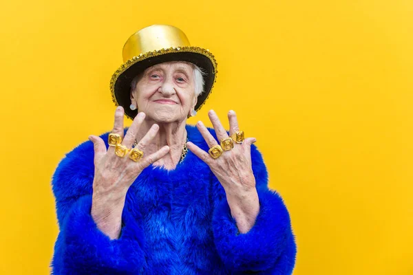 Смешная Экстравагантная Пожилая Женщина Позирует Цветном Фоне Молодая Старушка Шестидесятых — стоковое фото