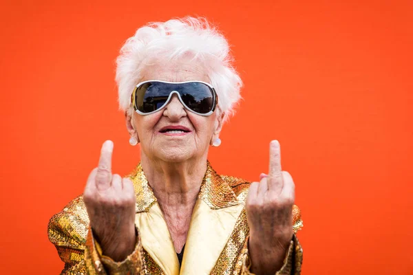 Śmieszne Ekstrawaganckie Starszy Kobieta Pozowanie Kolorowym Tle Młodzieńczy Stara Kobieta — Zdjęcie stockowe