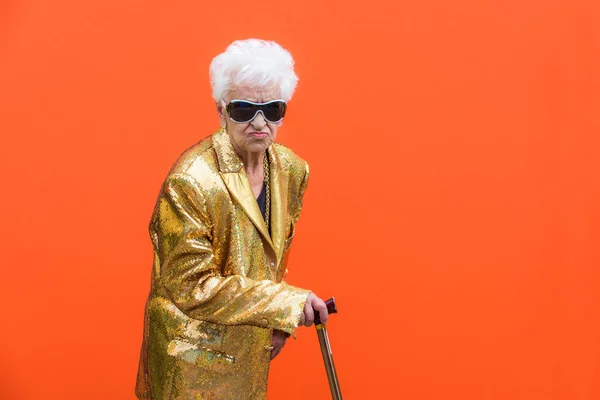 Смешная Экстравагантная Пожилая Женщина Позирует Цветном Фоне Молодая Старушка Шестидесятых — стоковое фото