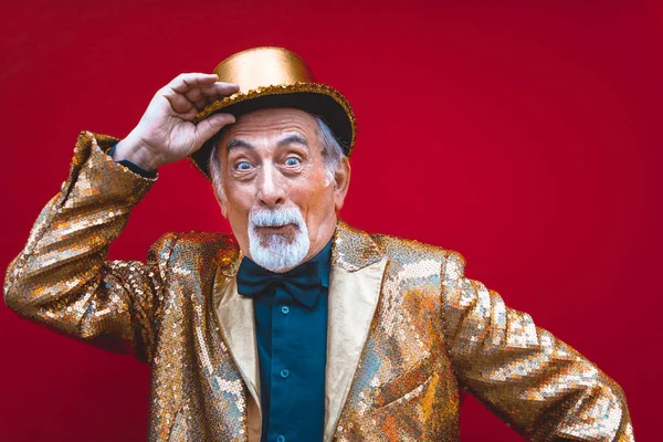 Смішний Екстравагантний Старший Чоловік Позує Кольоровому Фоні Молодий Старий Шістдесятих — стокове фото