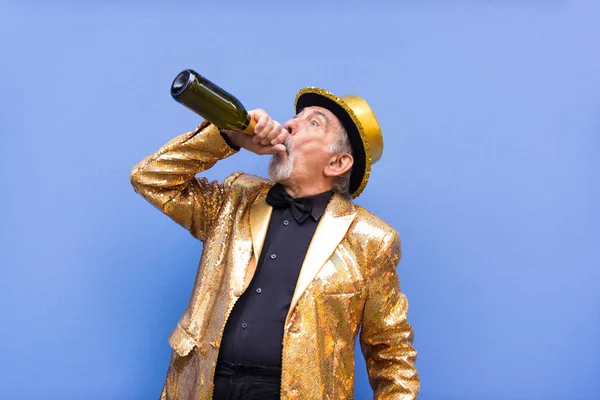 Rolig Och Extravaganta Senior Man Poserar Färgad Bakgrund Ungdomlig Gubbe — Stockfoto